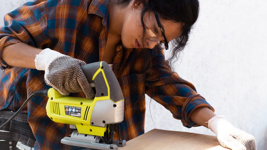 Corded vs. Cordless Jigsaws: Which is Better for Your Shop? pexels cristian rojas 8447782